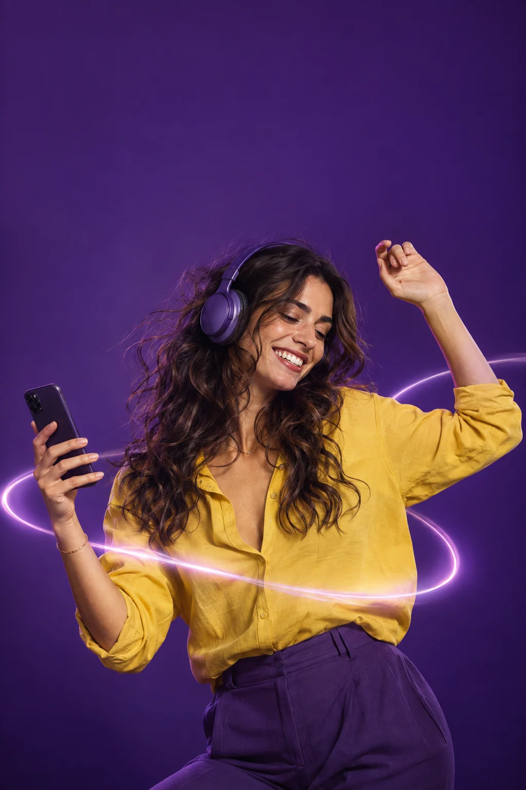 Una donna con cuffie e smartphone su sfondo viola